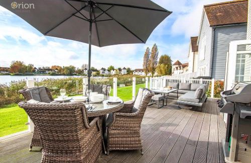 South Cerney House | Windrush Lake 66, Sun Kissed Lodge