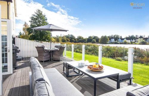 South Cerney House | Windrush Lake 66, Sun Kissed Lodge