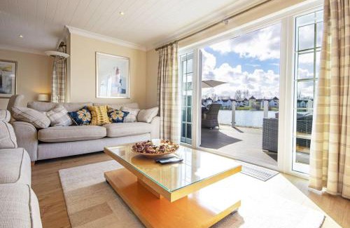 South Cerney House | Windrush Lake 66, Sun Kissed Lodge