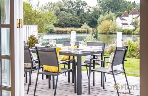 South Cerney House | Windrush Lake 88, Waterside