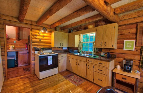 Newland Cabin | Winds Aloft -Quaint Cabin with Grandfather Mountain views, Hot Tub