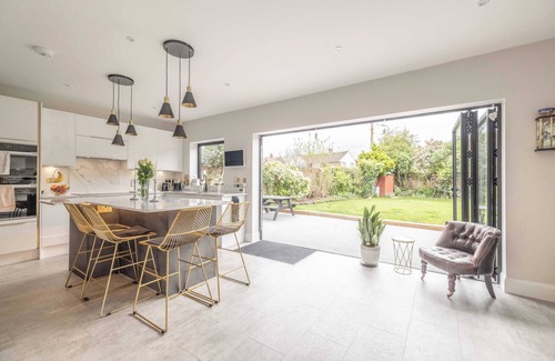 Windsor House | Windsor Charm : Spacious 4-Bed, Parking & Garden