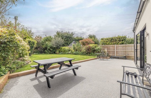 Windsor House | Windsor Charm : Spacious 4-Bed, Parking & Garden