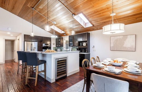 Clinton House | Windswept by AvantStay | Water Views, Covered Deck, Walk to the Beach