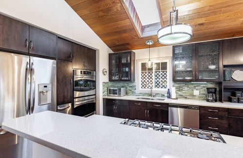 Clinton House | Windswept by AvantStay | Water Views, Covered Deck, Walk to the Beach