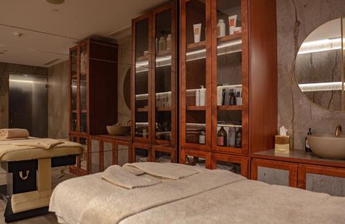 Linda-a-Velha Hotel | Wine & Books Lisboa Hotel