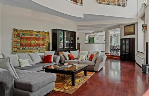 Poiana Tapului Villa | Wine Cellar Villa with Beautiful Garden in Sinaia - Busteni