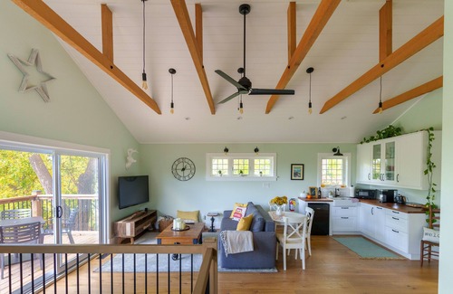 Niagara-on-the-Lake Bed & Breakfast | Wine Country farmhouse loft, breakfast included