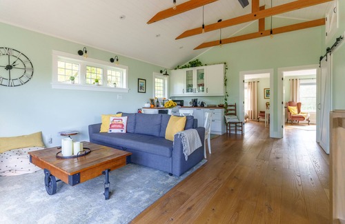 Niagara-on-the-Lake Bed & Breakfast | Wine Country farmhouse loft, breakfast included