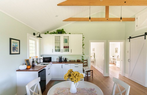 Niagara-on-the-Lake Bed & Breakfast | Wine Country farmhouse loft, breakfast included