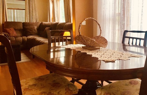Palisade House | Wine Country Cottage -Located in Wine Country. Downtown and Close to Wineries