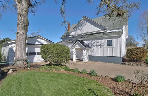 Carlton House | Wine Country Escape: Luxe Suite + Game Lounge