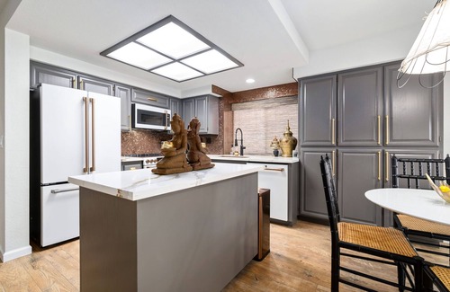 Windsor House | Wine Country Getaway W/Fire Pit & Hot Tub!