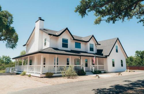 Paso Robles House | Wine Country Modern Farmhouse With Heated Pool, Hot Tub, Cybertruck
