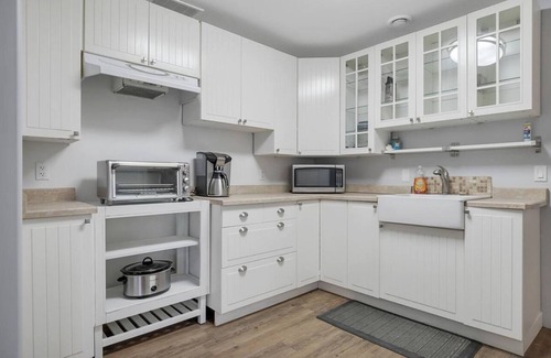 Central Okanagan House | Wine Trail Full Suite with Private Entrance, Patio and Views!