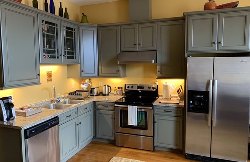 Geneva Apartment | Wineries, Lake & Spire - Munger Lofts Boutique