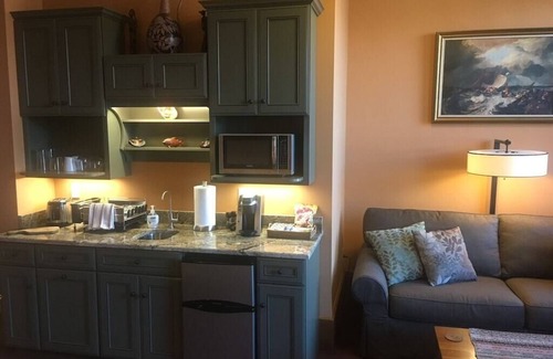 Geneva Apartment | Wineries, Lake & Spire - Munger Lofts Boutique
