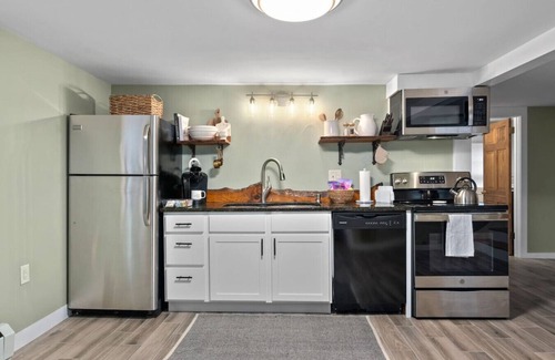 North Andover House | Winery Farmhouse w/Private Hot Tub & Wine Tasting