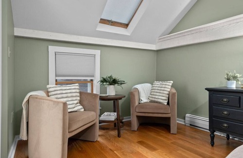North Andover House | Winery Farmhouse w/Private Hot Tub & Wine Tasting