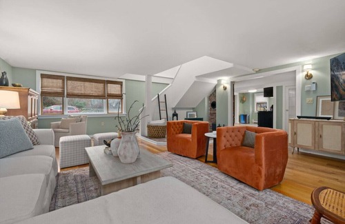 North Andover House | Winery Farmhouse w/Private Hot Tub & Wine Tasting