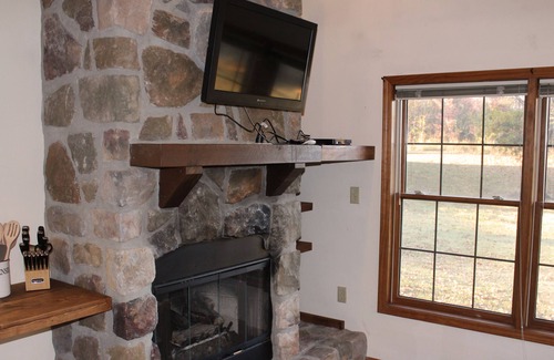 Makanda Cabin | Winetrail Cabin - Giant City SP, SIU, Cedar Lake, & Shawnee Forest minutes away!