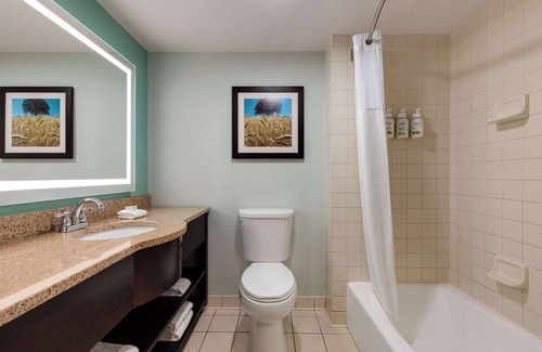 Ashwaubenon Hotel | Wingate by Wyndham Green Bay/Airport