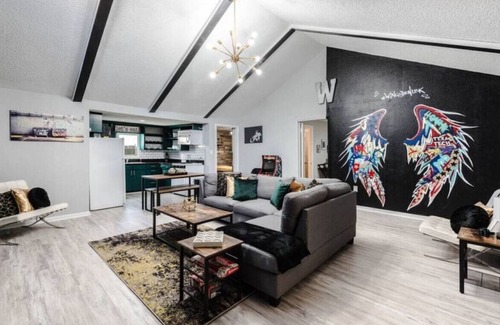 South Overton House | Wings Den - LBK 2BR/1BA - One Block From TTU