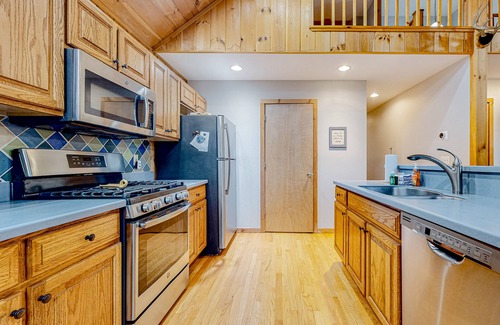 Stratton and Bromley Ski Areas House | Winhall Woodland House | Winhall Home w/large deck - near Stratton & Bromley