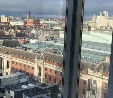 Leeds City Center Apartment | Winners of 2025 traveller Award, Elegant two bedroom city central apartment with Netflix & WiFi