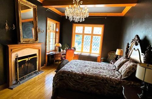 Sherbrooke Apartment | Winston Churchill