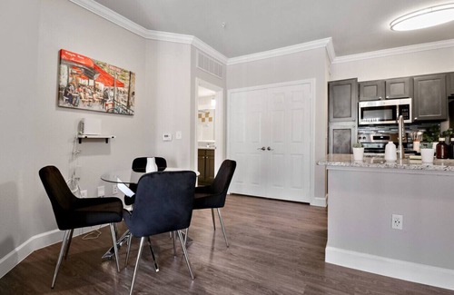 Riverpark West Apartment | Winter Cozy Stay: Family & Corporate Friendly