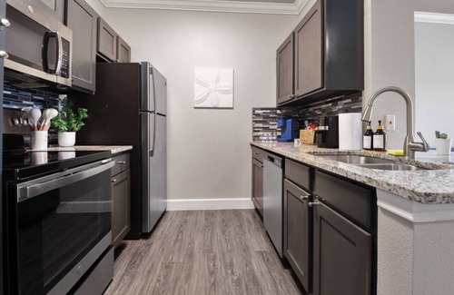 Riverpark West Apartment | Winter Cozy Stay: Family & Corporate Friendly