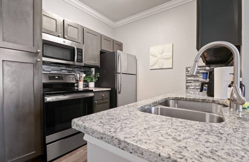 Riverpark West Apartment | Winter Cozy Stay: Family & Corporate Friendly