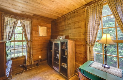 Vein Mountain Cabin | Winter Hiking On-Site! Hot Tub Haven in Marion