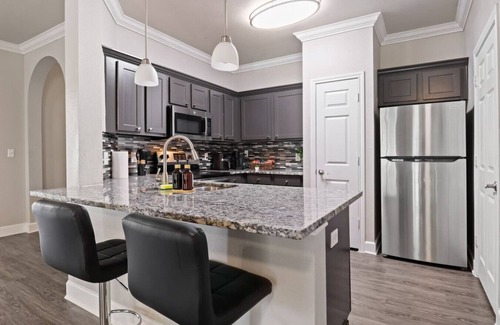 Riverpark West Apartment | Winter Modern Stay: Family & Corporate Friendly