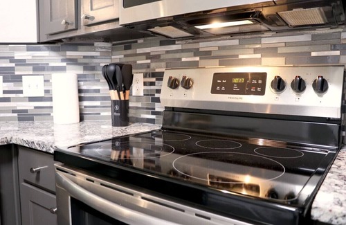 Riverpark West Apartment | Winter Modern Stay: Family & Corporate Friendly