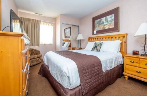 Big Bear Lake Resort | WINTER PARADISE -Lakefront resort, 10 min to skiing, pool, game room, gym