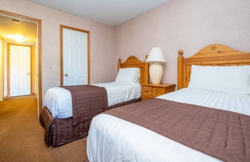 Big Bear Lake Resort | WINTER PARADISE -Lakefront resort, 10 min to skiing, pool, game room, gym