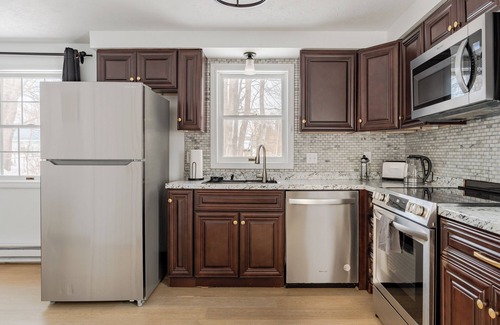 East Deering House | Winter Rental + Walk in Glass Shower + Free Parking + 5 min to Old Port