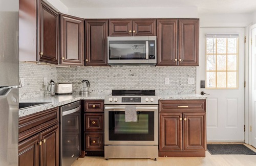 East Deering House | Winter Rental + Walk in Glass Shower + Free Parking + 5 min to Old Port