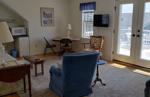 Seabreeze Apartment | Winter, Spring, Summer, Fall - Quiet Studio Apt Close to the Beach