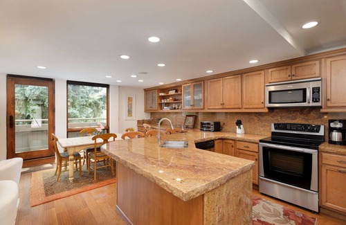 Aspen Condo | Winter Views on Aspen’s Main St! Walk to Everything! Balcony, Gas FP, Elevator, Parking, Hot tub