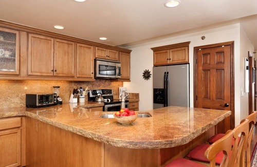 Aspen Condo | Winter Views on Aspen’s Main St! Walk to Everything! Balcony, Gas FP, Elevator, Parking, Hot tub