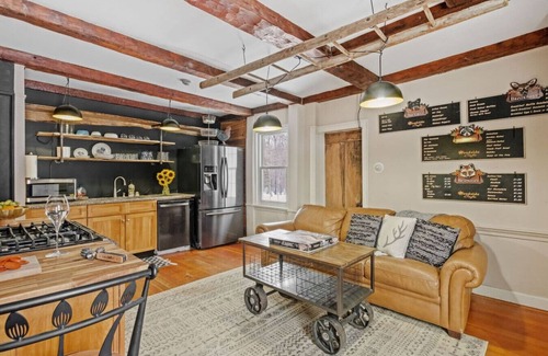 Gilmanton Condo | Winterberry Farmhouse – A Cozy New England Stay