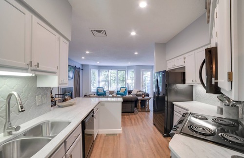 Roseland Condo | Wintergreen Resort Condo w/Deck; Ski, Hike, Shops