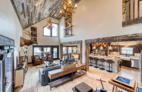 Elk Court Cabins House | Winterhaven Estate by AvantStay Sleeps 19 Guests Mountain Compound w Views Firepit Hot Tub