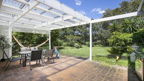 Copacabana House | Wisteria Cottage on the Lagoon/Beach