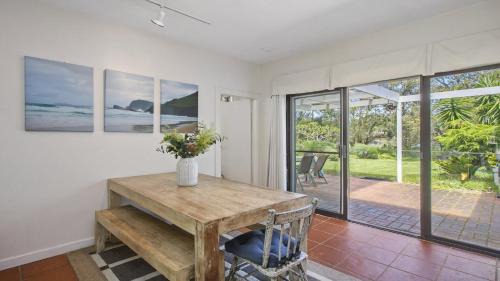 Copacabana House | Wisteria Cottage on the Lagoon/Beach