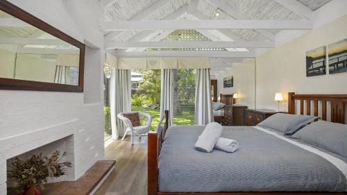 Copacabana House | Wisteria Cottage on the Lagoon/Beach