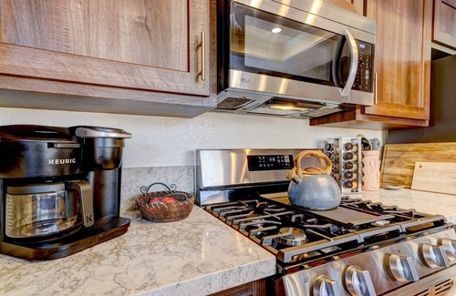 Windsor House | With Pool & Hot Tub, Beautifully Appointed 4BR Home!